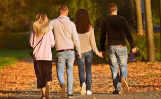 Comment les journalistes traitent-ils le sujet des relations amoureuses en France ?